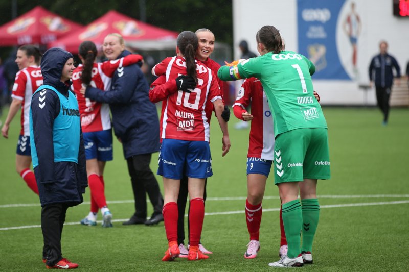 En god klem etter seier mot Vålerenga. Foto: Petter Alexandersen