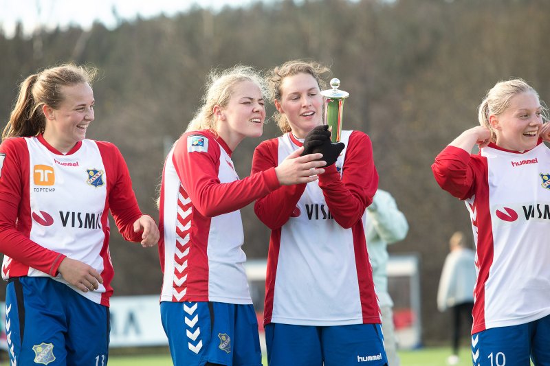 Joanna Bækkelund og Benedikte Birkelund etter opprykket i 2017. Foto: BillyBonkers