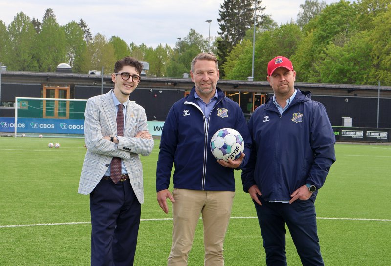 Byråd for kultur og næring, Mehmet Kaan Inan, daglig leder i Lyn Fotball og SFK Lyn, Kyrre Falch-Hennum og styreleder Lyn Fotball, Tom André Svenning-Gultvedt. Foto: Lyn Fotball / Thomas Nordeng