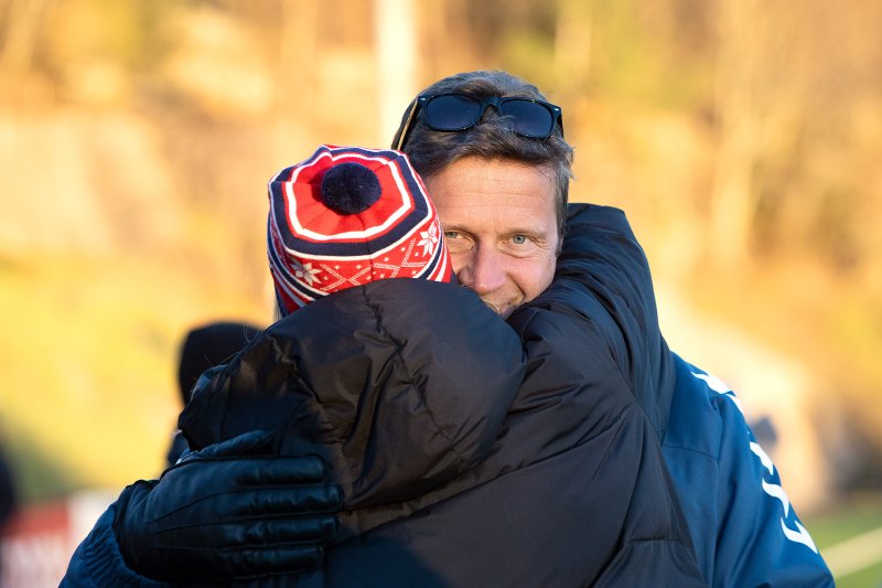 Ingvar Graffer får en fortjent klem etter at Lyn beholdt plassen i Toppserien i 2018 etter seier mot Grei. Foto: BillyBonkers