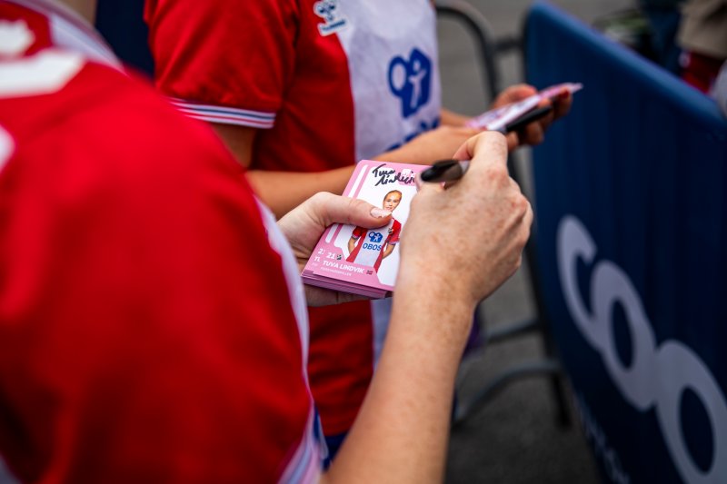 På lørdag kan du sikre deg helt unike Rosa sløyfe-fotballkort. Foto: Odd Sindre Tonning / TFK