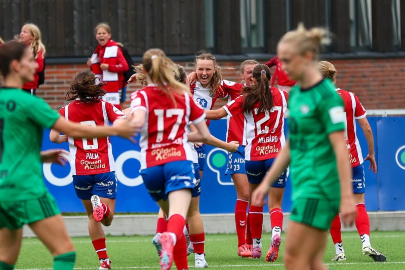 Jenny Røsholm Olsen etter å ha scoret i byderbyet. Foto: Petter Alexandersen