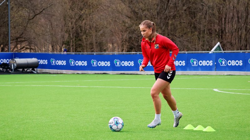 Maria Fink er tilbake med ball. Foto: Thomas Nordeng / Lyn Damer