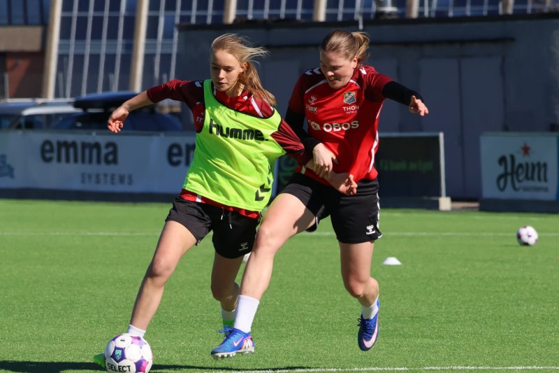 Josefine Willumsen skal representere Norge U16 i april. Her i duell med Ingrid Haug. Foto: Lyn / Thomas Nordeng