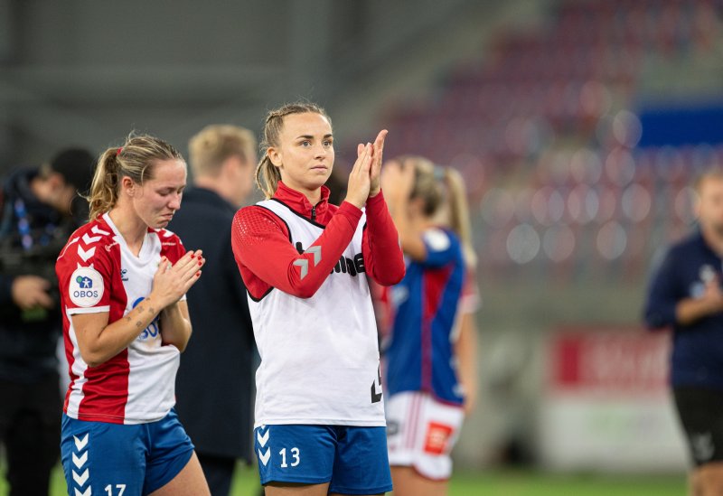 Røsholm Olsen skal takkes av før avspark. Foto: Petter Alexandersen