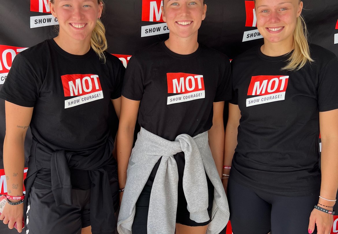 På MOT-standen i Norway Cup 2022. Miriam Vilnes Mjåseth, Jenny Gjerde Sætre og Sandra Rød Ask. Foto: Lyn Damer / Thomas Nordeng