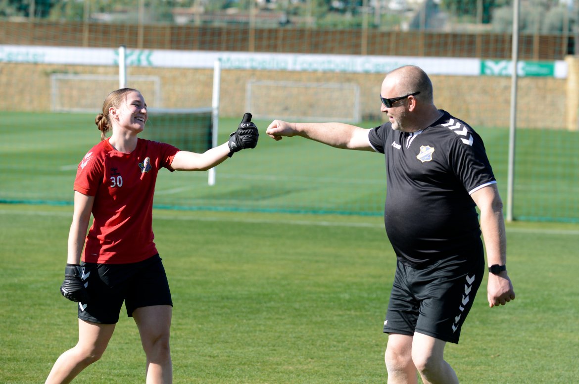 Alltid et smil på lur. Jenny og Nils-Martin Corneliussen på Marbella i 2023. Foto: Lyn Damer / Thomas Nordeng