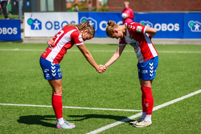 Jenny Røsholm Olsen (toppscorer) og Nora Harnes Håheim (flest assist) har hatt en fantastisk samarbeid. Her fra kampen mot LSK Kvinner før sommeren. Foto: Petter Alexandersen