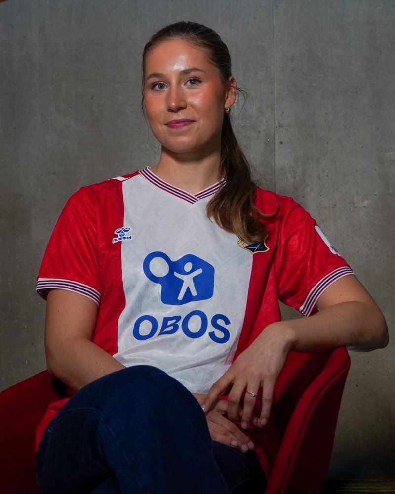 Maria Fink i den helt ferske Lyn-drakten. Foto: Lyn