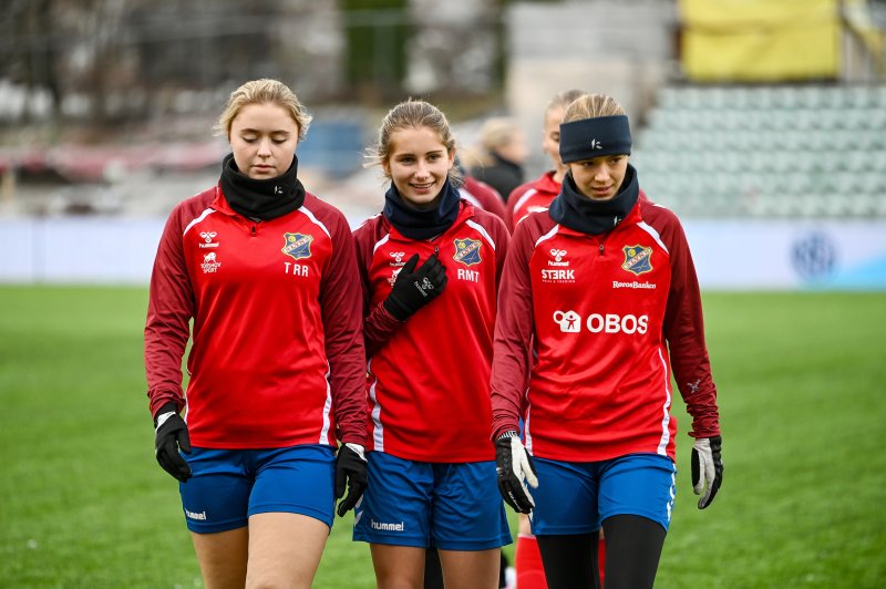 Tuva Ryste Roth, Ragna Thorleifsson og Josefine Willumsen før kamp. Foto: Andreas Kristoffer Berge / Sportskollektivet