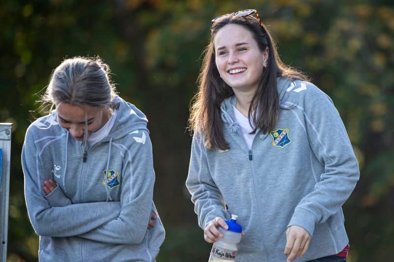 Mathea Berget og Kajsa Pettersen før Hønefoss-kampen. Foto: Odd Sindre Tonning / TFK