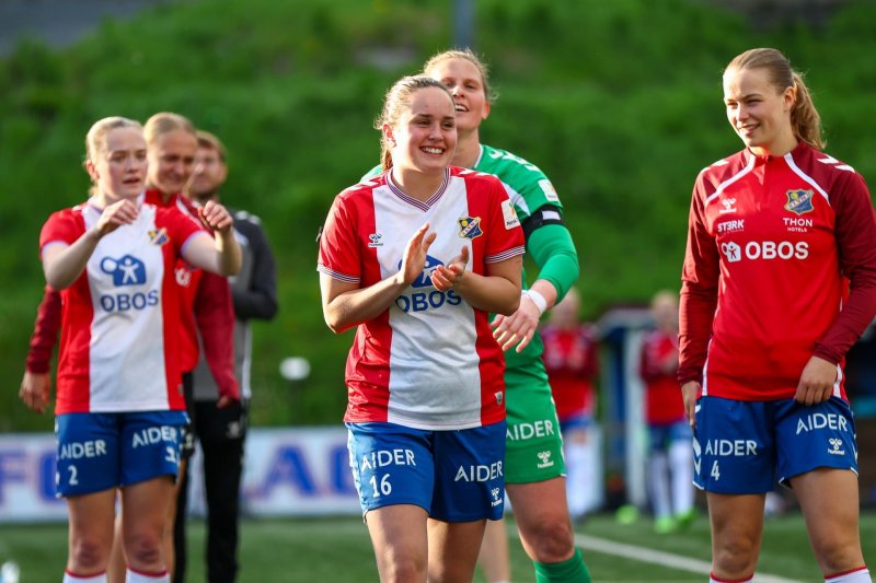 Kajsa Pettersen takker supporterne etter borteseieren mot Grei i våres. Foto: Petter Alexandersen