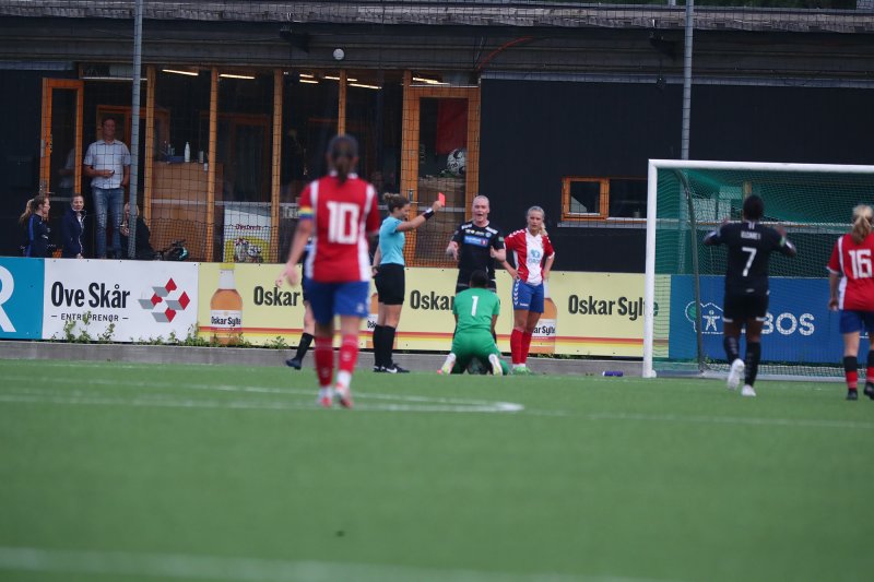 Maria Kroken så det røde. Foto: Nicholas Noreng / Lyn Damer