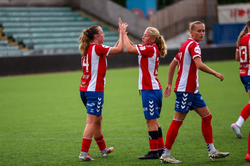 Målscorer Cornelia Fladberg feier scoring med Mille Prestegaard. Foto: Petter Alexandersen