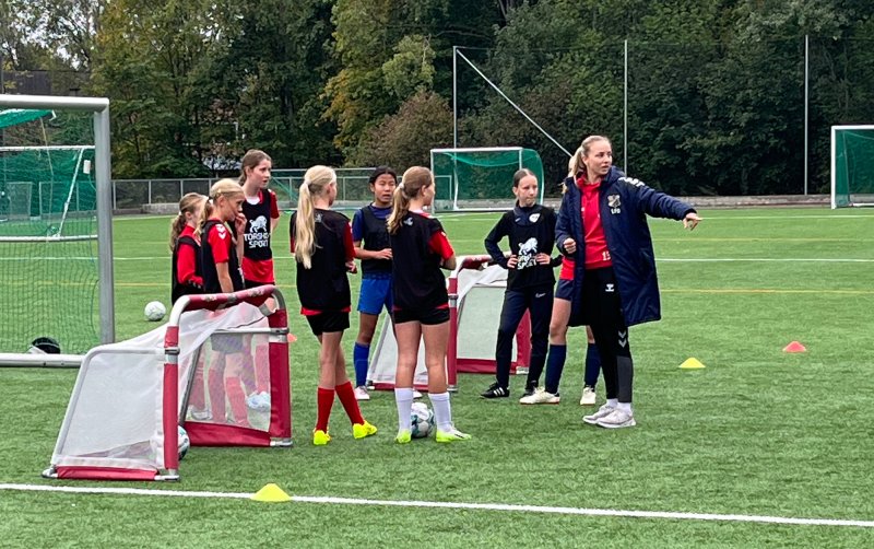 Jenny Røsholm Olsen var med å holdt økt med spillerne. Foto: Lyn Damer