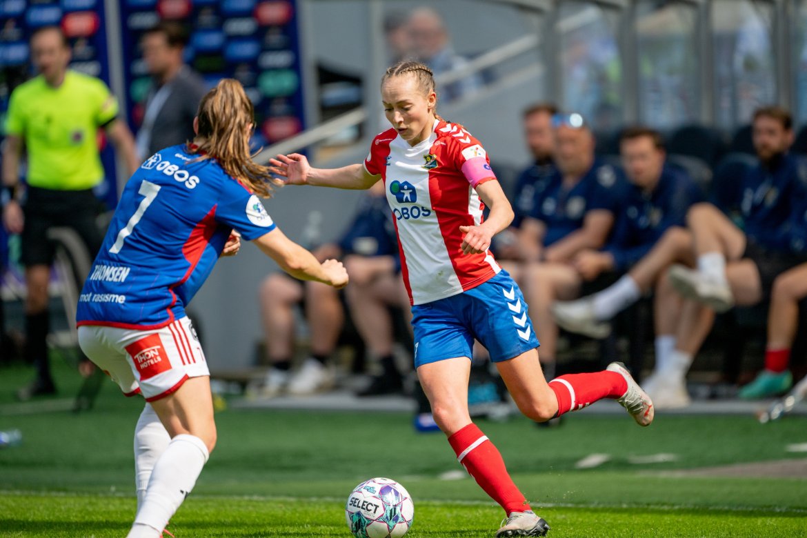 Emilie ledet laget mot Vålerenga på Ullevaal Stadion i 2023. Foto: Kladd.no / Lars Opstad