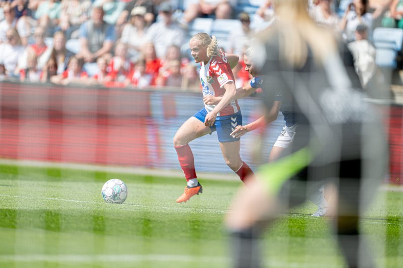 Kamilla Melgård mot Vålerenga på Ullevaal Stadion i fjor sommer. Foto: Kladd.no / Lars Opstad