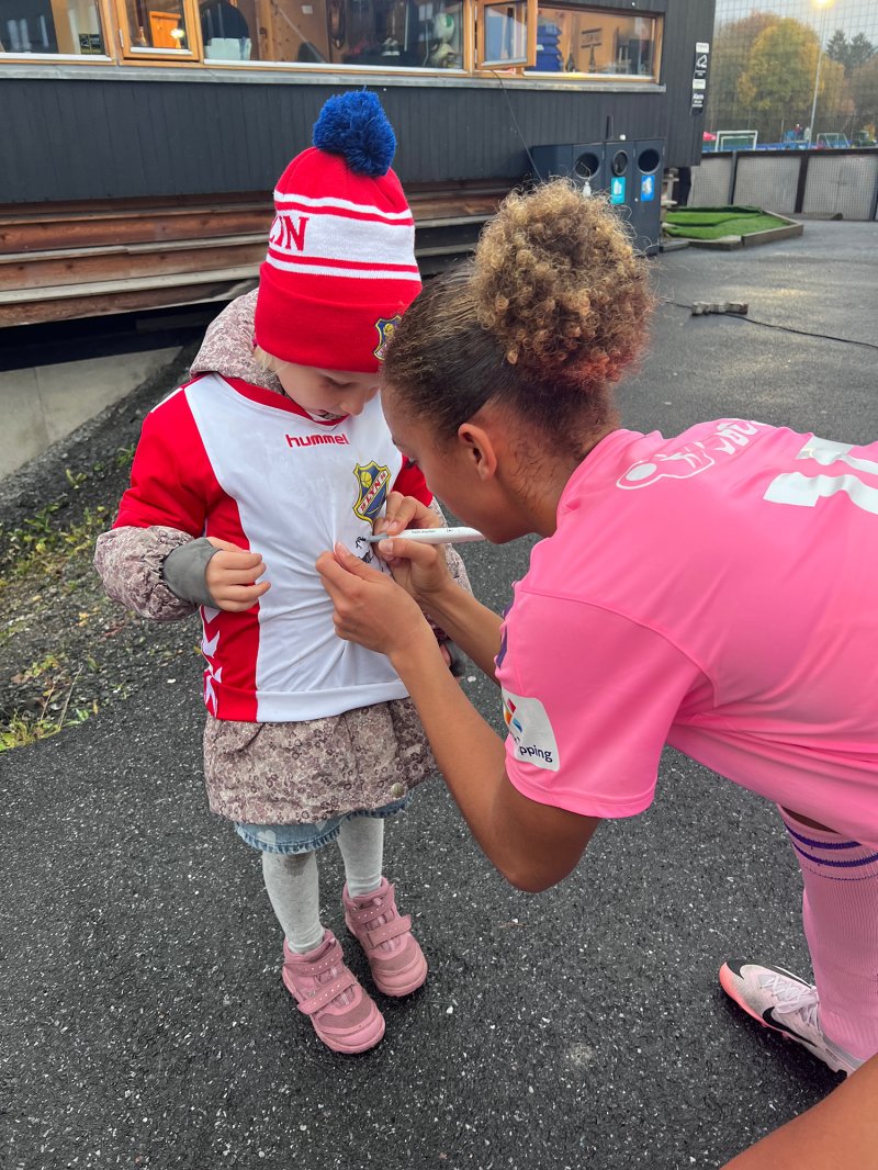 Josefine Birkelund tok seg tid til å signere drakten til en liten Lyn-supporter mot Brann. Foto: Lyn Damer