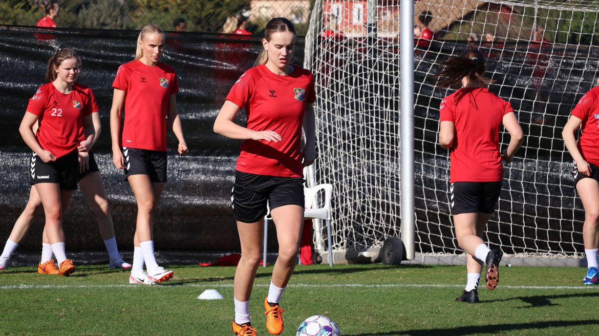 Anna Lervik på feltet på La Manga. Foto: Thomas Nordeng / Lyn Damer