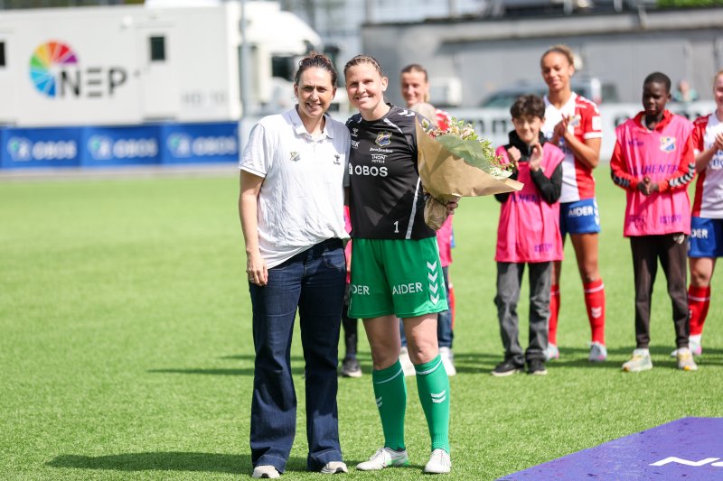 Styreleder i Lyn Fotball, Line Fiskerstrand Blekeli og Kirvil Odden Sundsfjord før Brann-kampen for en liten tid tilbake. Foto: Petter Alexandersen