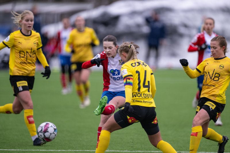 14 år gamle Maia Melgård har imponert i vinter og fikk sin debut mot Åsane i dag. Her fra generalprøven mot LSK Kvinner. Foto: Kladd.no / Lars Opstad
