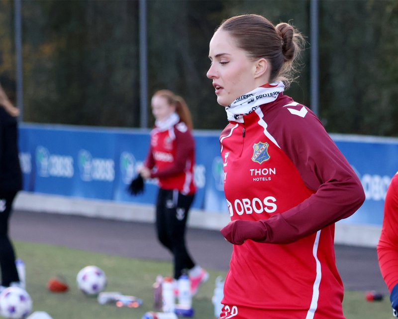 Silje Djurhuus med buff fra Proterm. Foto: Thomas Nordeng / Lyn Damer