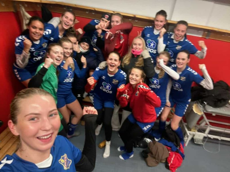 Seiersselfie i garderoben etter at plassen i 2. divisjon ble sikret. Foto: Lyn