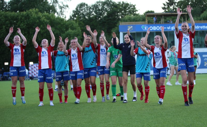 Lyn-spillerne kunne feire seieren med publikum etter kamp. Foto: Petter Alexandersen