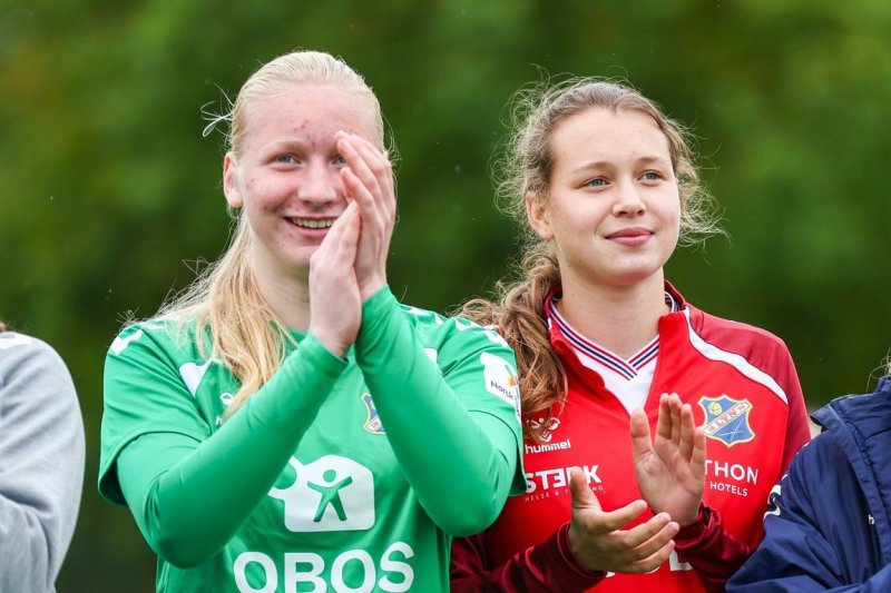 Tine Strand Nilsen og Emma Stefanska med sine A-lagsdebut. Arkivfoto: Petter Alexandersen