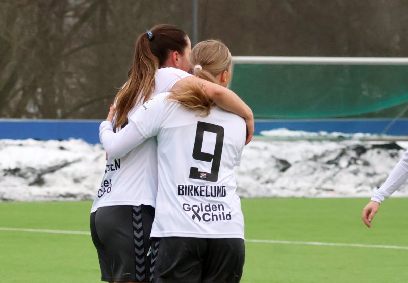 Ina Birkelund er i gang i Lyn-drakten. Her feirer hun scoring med Kajsa Pettersen. Foto: Lyn | Thomas Nordeng