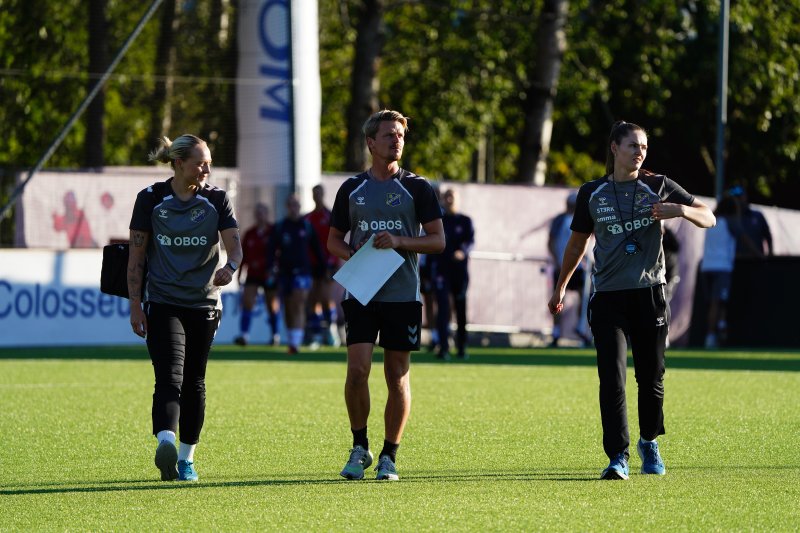 Nora Hjorth Kjelvik, Sivert Olimb og Mariken Kleppe etter seieren borte mot KFUM. Foto: Nicholas Noreng