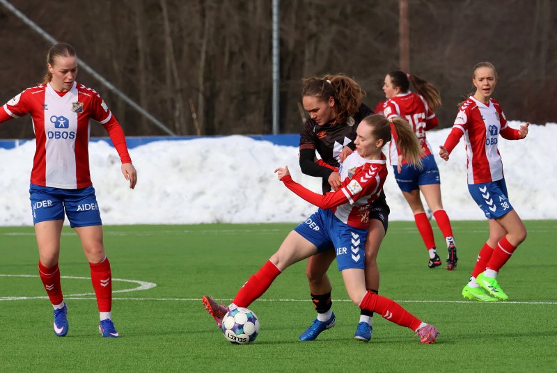 Thea Mikkelsen i duell. Foto: Lyn | Thomas Nordeng