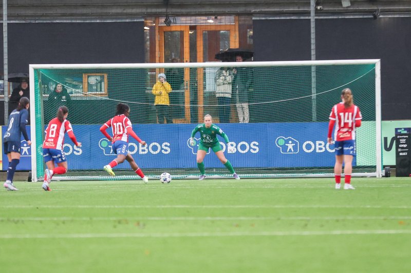 Joshualyn Reeves scoret to mot Røa. Foto: Petter Alexandersen