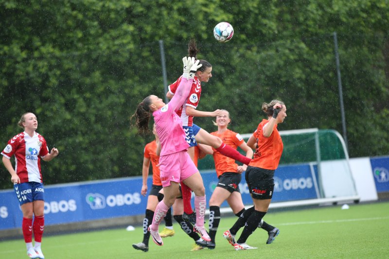 Trine Skjelstad Jensen i duell med Åsane-keeperen. Foto: Petter Alexandersen