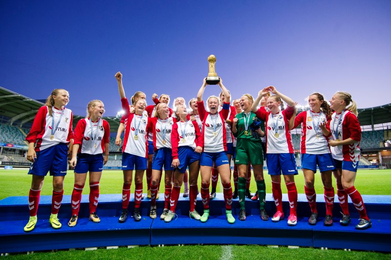 Selma Hernes (nummer tre fra venstre) jubler over Gothia Cup-seier, da Eskilsminne ble slått i finalen i Gøteborg i 2017. Foto: Mathias Bergeld / Bildbyrån