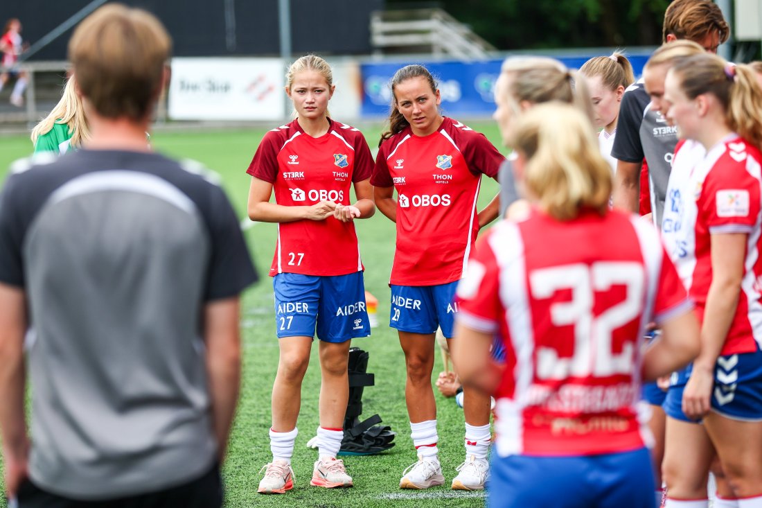 Mathilde Aasdokken og Sara Vorkinn Nilsen fikk sine første minutter i Lyn-drakten. Foto: Petter Alexandersen