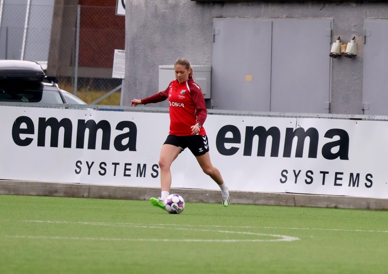 Stine Kummernes på sin første offisielle trening som Lyn-spiller. Foto: Lyn Damer / Thomas Nordeng