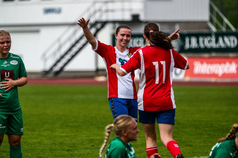 Mia Fedøy gratulerer Maia Melgård med scoring i 2. divisjon. Foto: Nicholas Noreng